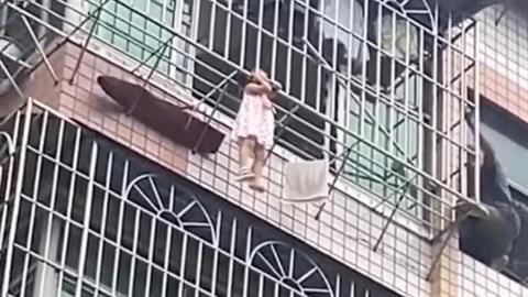 3χρονη γλίστρησε από μπαλκόνι του 6ου και σφηνώθηκε με το κεφάλι στα κάγκελα!