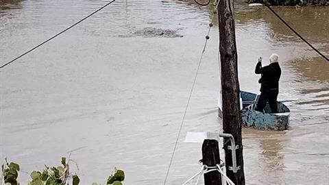 Παππούλης σε βάρκα προσπαθεί να σώσει κόσμο από στέγες στη Μεταμόρφωση Καρδίτσας