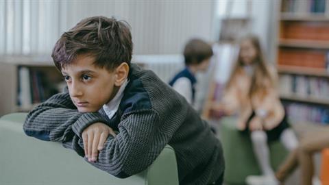 «Πρώτη μέρα στο σχολείο, σκέψου και το παιδί που κάθεται μόνο στη γωνία...»