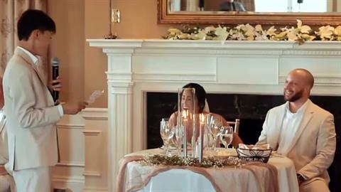 Έγινε κουμπάρος στον 2ο γάμο της μαμάς του και εκφώνησε τον πιο συγκινητικό λόγο