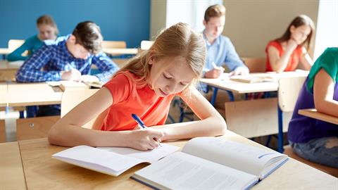 Τα σχολεία στη Σουηδία αφήνουν τα tablet και επιστρέφουν στα πατροπαράδοτα βιβλία