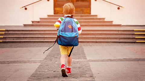 Νήπιο μπερδεύτηκε και πήγε κατά λάθος στο δημοτικό - του έδωσαν μέχρι και βιβλία!