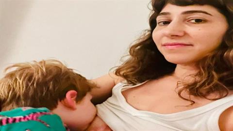 «Θηλάζω ακόμη τον 4χρονο γιο μου και δεν σκέφτομαι να σταματήσω σύντομα»