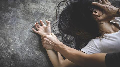 Ξυλοκόπησε τη σύντροφό του επειδή βγήκε με τις φίλες της και ζήλεψε!