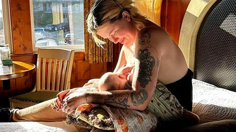 «Όπως κι αν επιλέξεις να ταΐσεις το μωρό σου, σημασία έχει να είναι καλά και χορτάτο»