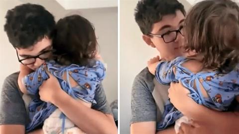 Η πιο τρυφερή στιγμή: 2χρονη αγκαλιάζει τον αδερφό της που την έσωσε από πνιγμό