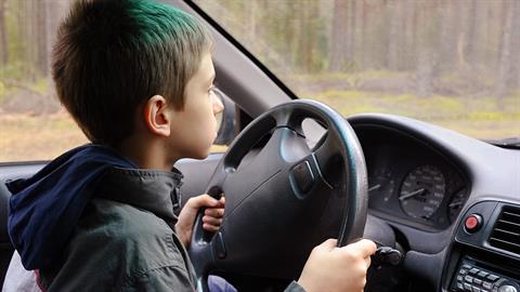 10χρονος και 11χρονη έκλεψαν το αυτοκίνητο της μαμάς τους γιατί τους πήρε τα κινητά!