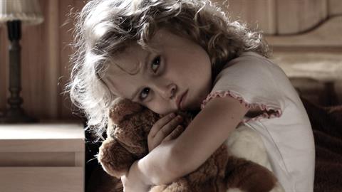 Πώς τα παιδικά μας τραύματα επηρεάζουν τον τρόπο που μεγαλώνουμε τα παιδιά μας