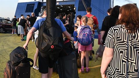 Άφησαν εκτός πλοίου μαμά με τα 2 παιδιά της επειδή δεν είχε πιστοποιητικά πως είναι... δικά της!