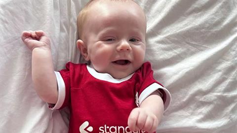 Μαχητής της ζωής: μωράκι παλεύει με τον καρκίνο αλλά δεν σταματά να χαμογελά