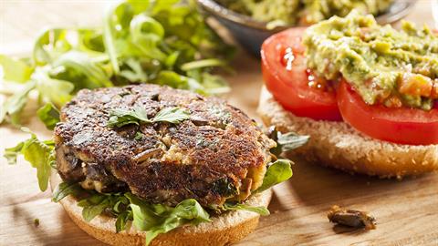 Εύκολα μπιφτέκια λαχανικών για να φάνε… μέχρι και μελιτζάνα! 