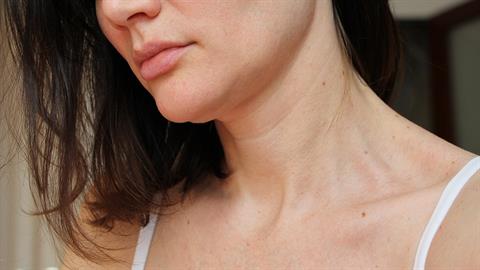 6 τρόποι για να μην προδίδει την ηλικία σας ο… λαιμός σας! 