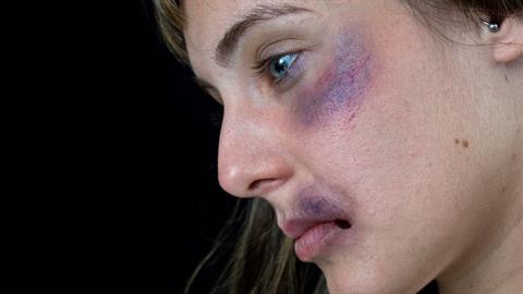 «Δεν είναι αγάπη αν σε πονάει, σε ελέγχει και σε απατάει...»