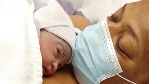 «Έγινα πρώτη φορά μαμά στα 50, μετά από 10 χρόνια προσπαθειών»