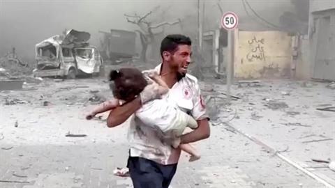 Η φωτογραφία της μέρας: γιατρός προσπαθεί να σώσει μωράκι στη Γάζα 