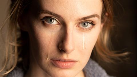 «Έχω κολλήσει σε έναν κακοποιητικό γάμο και δεν τολμώ να φύγω»