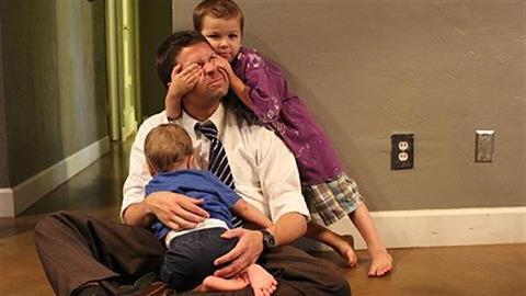 Στους μπαμπάδες που αν και γυρνούν κατάκοποι από τη δουλειά, παίζουν με τα παιδιά τους