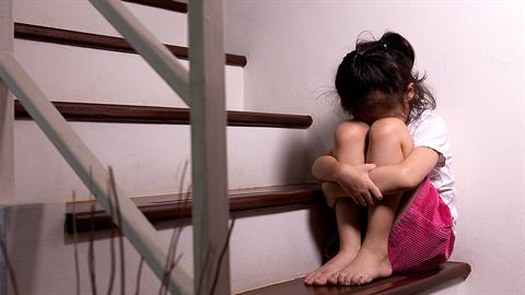 «Κάθε φορά που εσείς μαλώνατε, νόμιζα πως έφταιγα εγώ»: ένα κείμενο που πρέπει να διαβάσεις