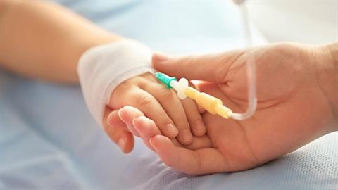 Αστυνομικός έσωσε 2χρονη που έπεσε από κινούμενο αυτοκίνητο σε λεωφόρο