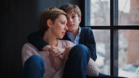 Δεν μπορώ να πιάσω φιλίες με άλλες μαμάδες και τελικά απομονώνεται ο γιος μου