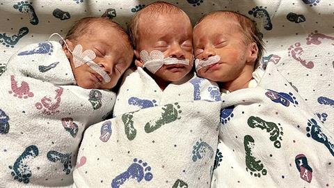 Ήθελαν ένα αδερφάκι για την κόρη τους και τελικά της χάρισαν...3!