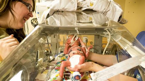 Ήρωες δεν είναι μόνο τα προωράκια στη ΜΕΝΝ, αλλά και οι μαμάδες τους!