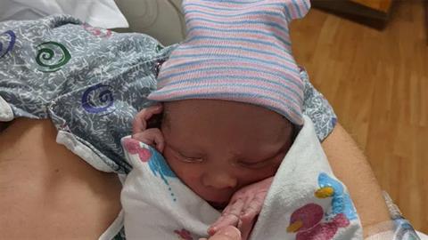 21χρονη babysitter ξεγέννησε την ετοιμόγεννη μαμά των παιδιών που πρόσεχε!