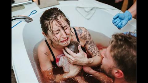 Η ευλογία του να γίνεσαι μητέρα μέσα από 12 συγκλονιστικές φωτογραφίες τοκετού