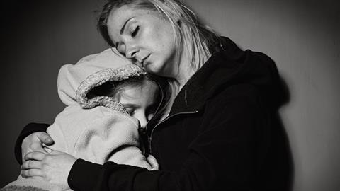 «Τι πραγματικά σημαίνει να μεγαλώνεις μόνη σου ένα παιδί…»