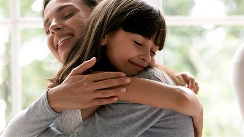 Ο στοργικός γονιός έχει ευτυχισμένα παιδιά!