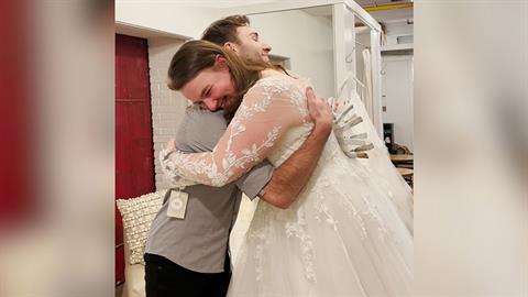 Έκανε στην αδερφή του το καλύτερο δώρο: το νυφικό των ονείρων της!