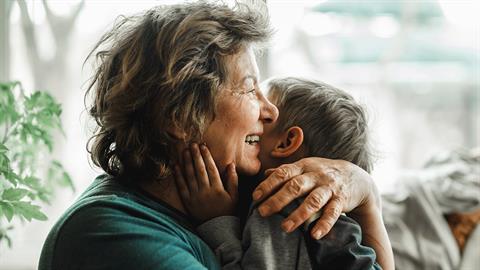 «Γιαγιά σημαίνει θαλπωρή, αποδοχή και άνευ όρων αγάπη»