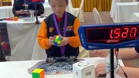 6χρονη διάνοια λύνει τον κύβο του Ρούμπικ σε λιγότερο από 6 δευτερόλεπτα!