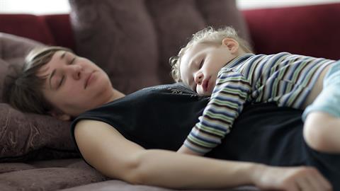 «Η κούραση των μαμάδων δεν συγκρίνεται με καμία άλλη κούραση»