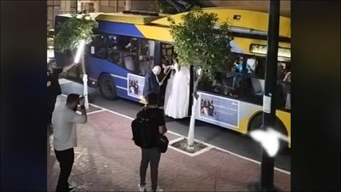 Νύφη πήγε με το τρόλεϊ στην εκκλησία και έκανε πάταγο!