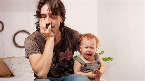 «Πότε θα ξαναγίνει η ζωή μου ανέμελη όπως πριν;»: ένας νέος μπαμπάς αναρωτιέται