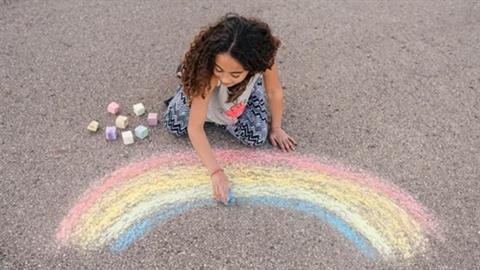 «Ας σταματήσουμε να κλέβουμε την παιδικότητα των παιδιών μας»