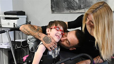 O 6χρονος Λίνος παλεύει για τη ζωή του από νεογέννητο και δεν το βάζει κάτω!