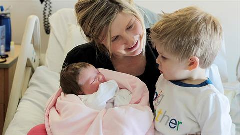 «Να δείχνετε κατανόηση στις μαμάδες με μικρά παιδιά»