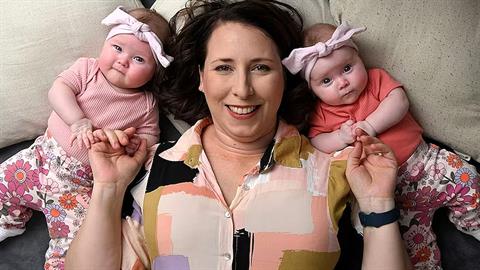 Διδυμούλες χειρουργήθηκαν μέσα στην κοιλιά της μαμάς τους και σώθηκαν!