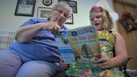 7χρονη επισκέπτεται οίκο ευγηρίας και διαβάζει βιβλία στους ηλικιωμένους!