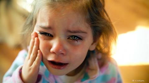 Η 2χρονη κόρη μου ξυπνάει τα βράδια ουρλιάζοντας. Τι μπορεί να φταίει;