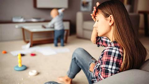 Mαμά με διάσπαση προσοχής: ένας αδιάκοπος και αγχωτικός αγώνας επιβίωσης