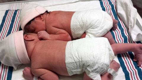 Παπάς ξεγέννησε άστεγη γυναίκα έξω από εκκλησία - ήταν έγκυος σε διδυμάκια!