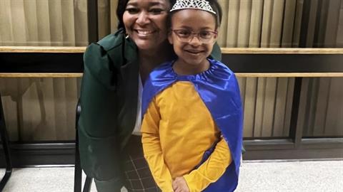 6χρονη έσωσε τη ζωή της μαμάς της όταν εκείνη έπαθε εγκεφαλικό ενώ οδηγούσε! 