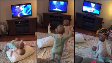 Διδυμάκια αναπαριστούν την αγαπημένη τους σκηνή από το Frozen και γίνονται viral!