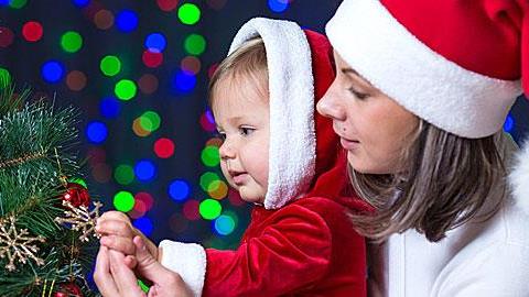 Μαμά μόνη στις γιορτές: Πλάνο επιβίωσης, ξεκούρασης και διασκέδασης