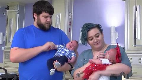 Πρόωρα διδυμάκια πάνε για 1η φορά σπίτι τους μετά από 5 μήνες νοσηλείας!