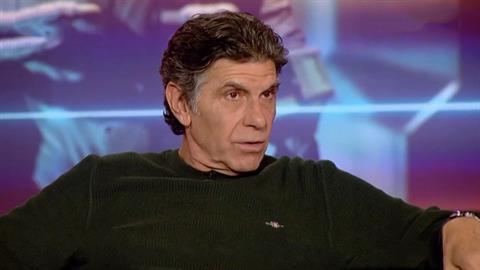 Γιάννης Μπέζος: «ο Χίτλερ μπροστά στην ελληνική οικογένεια είναι αρνί»