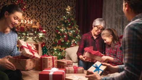 Τα Χριστούγεννα στο σπίτι της μαμάς μας είναι τα καλύτερα (κι ας έχουμε μεγαλώσει)